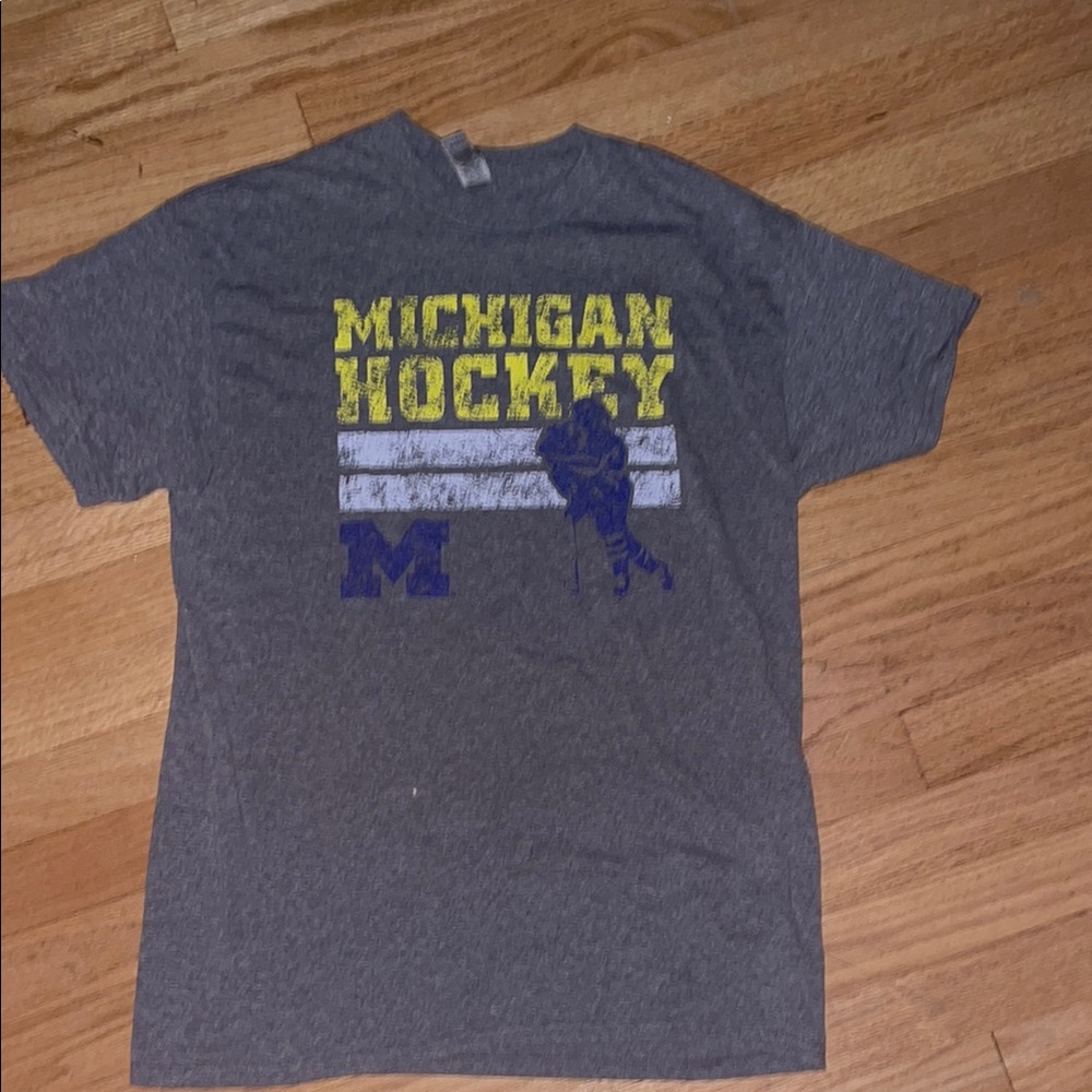 Gildan Gray Short Sleeve Tee with Vintage Michigan Hockey Design
